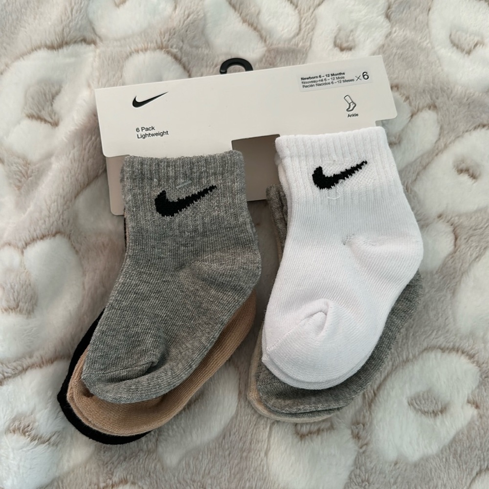 Nike newborn 6 - 12 month socks 6 pairs neutral colors